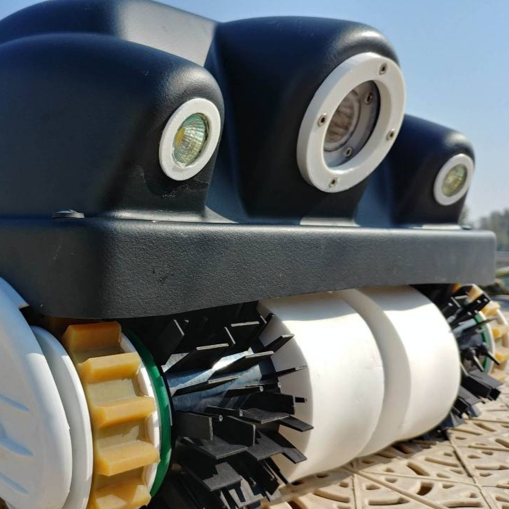 The Keelcrab, underwater drone for cleaning and inspecting hulls