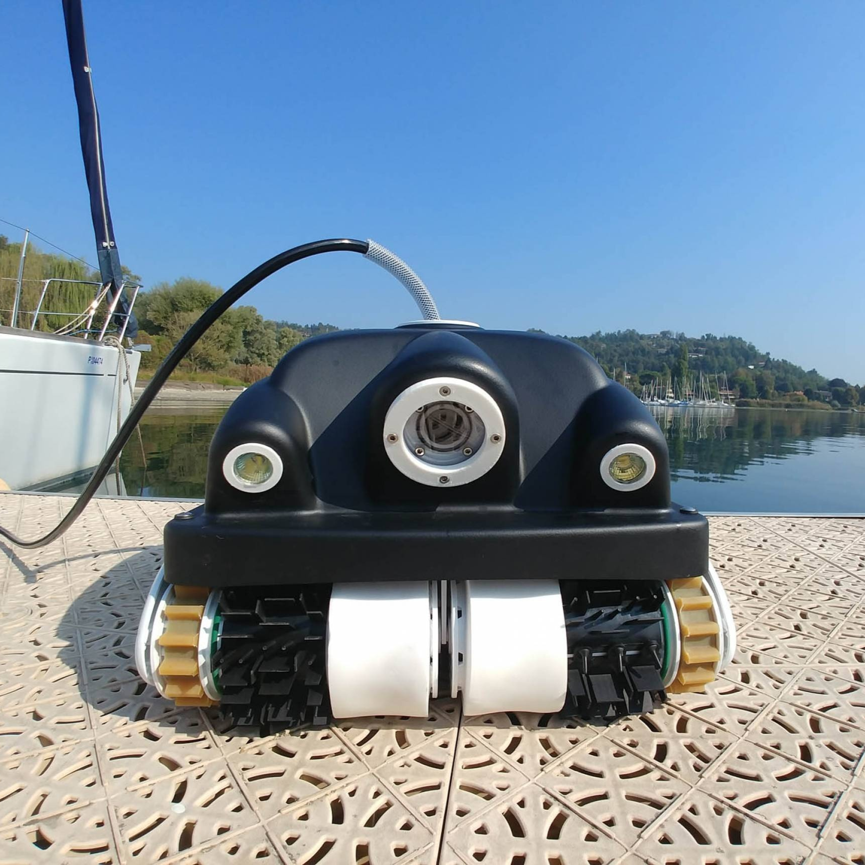 The Keelcrab, underwater drone for cleaning and inspecting hulls